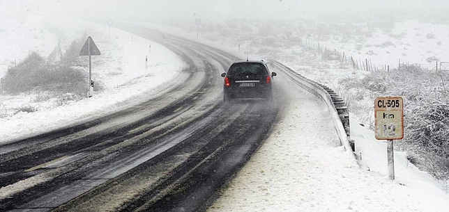 Se cumplieron las previsiones y la nieve ha hecho esta mañana acto de presencia en Ávila y su provincia.