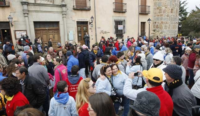 Pasacalles de los vecinos de Carcaixent por las calles de Ávila.