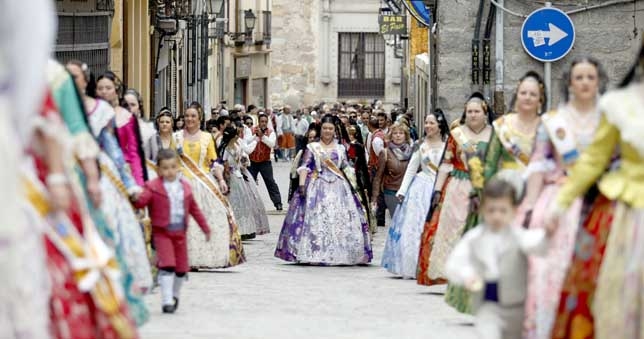 Pasacalles y ofrenda floral de los vecinos de Carcaixent.