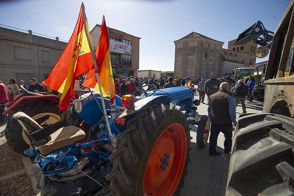 Palaguinos en Palacios de Goda, concentración de tractores.  / DAVID CASTRO