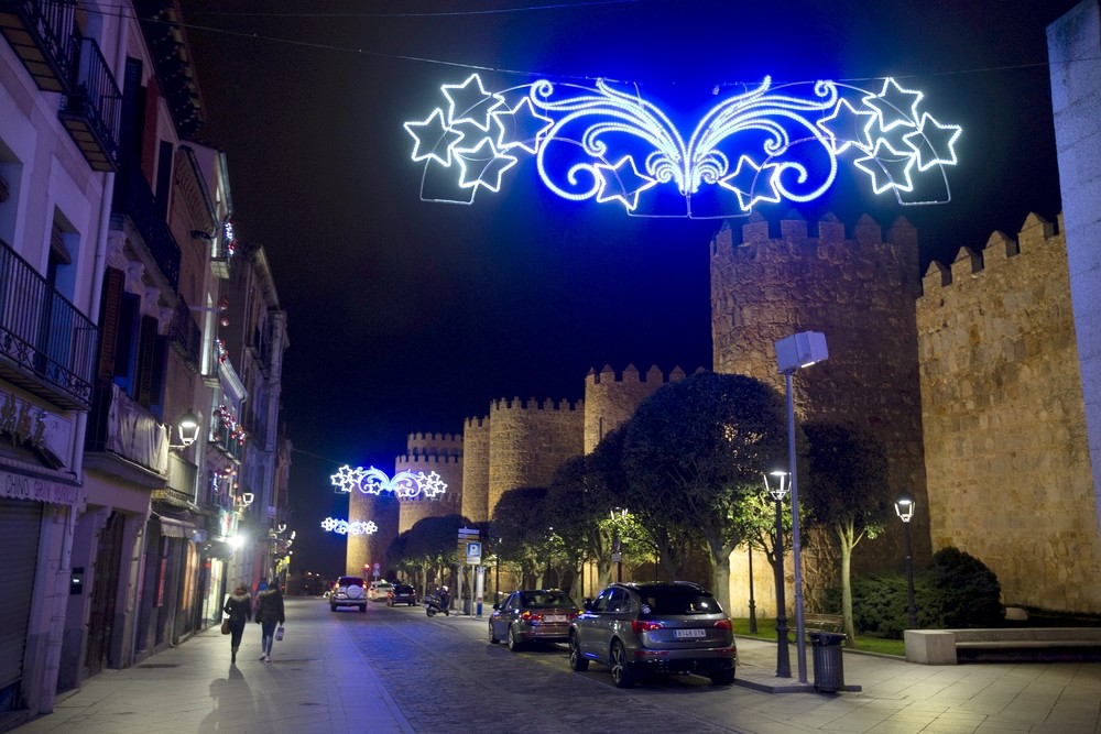 La Navidad ya luce por las calles de Ávila