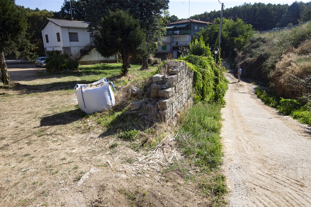 Hace doce meses Las Navas del Marqués se enfrentó a una fuerte tormenta que se  llevó por delante muchos medios materiales y casi a las personas. Los vecinos con seguro ya fueron compensados pero el municipio aún está a la espera de las ayudas.  / DAVID CASTRO