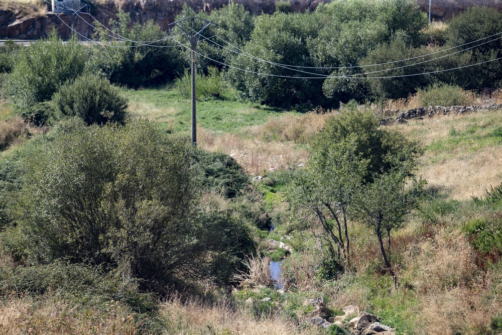 Hace doce meses Las Navas del Marqués se enfrentó a una fuerte tormenta que se  llevó por delante muchos medios materiales y casi a las personas. Los vecinos con seguro ya fueron compensados pero el municipio aún está a la espera de las ayudas.  / DAVID CASTRO