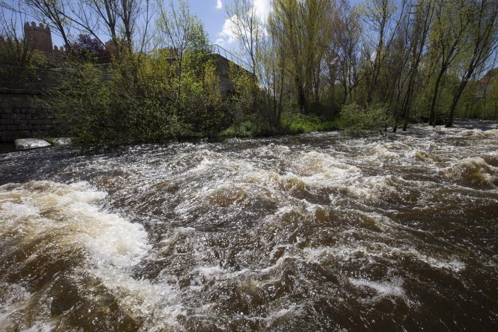 Las lluvias de los últimos días provoca el aumento de los cauces de los ríos.  / DAVID CASTRO