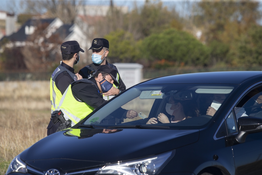 Control de la Policía Nacional para supervisar los desplazamientos durante el cierre perimetral de la comunidad.