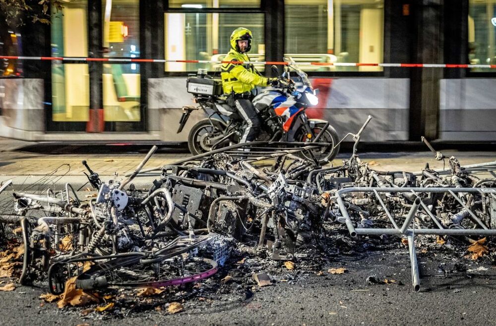 Fuertes disturbios en Rotterdam en una protesta contra las restricciones  / JEFFREY GREENWEG