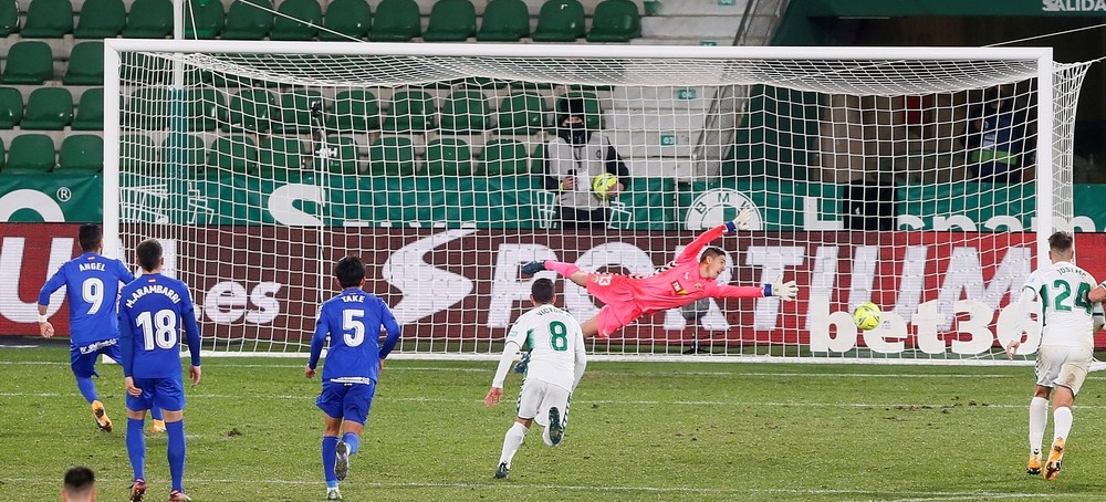 El Getafe toma aire y prolonga la caída del Elche
