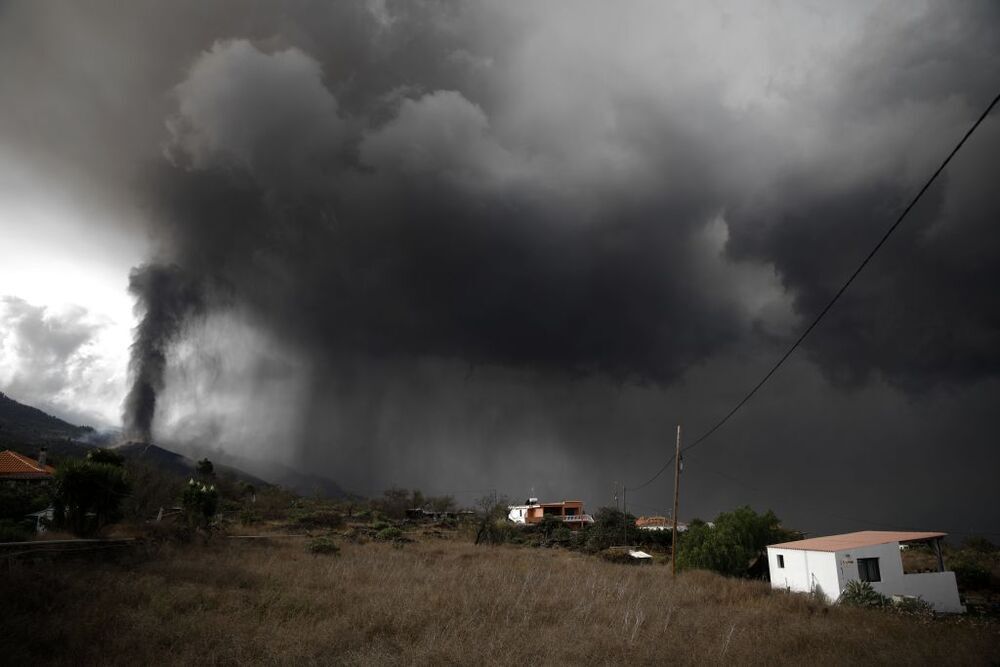 Las primeras simulaciones realizadas sobre la trayectoria de la nube de ceniza y dióxido de azufre que expulsa el volcán podría llegar a la península ibérica a partir de este jueves