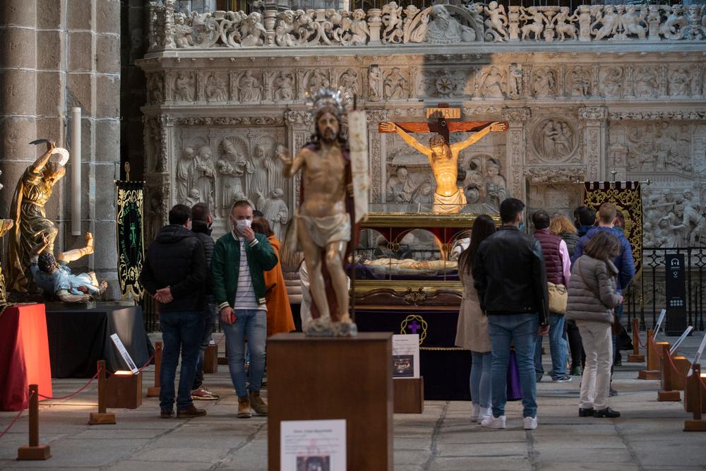 Muestra de veneración de Semana Santa en la Catedral.  / ISABEL GARCÍA