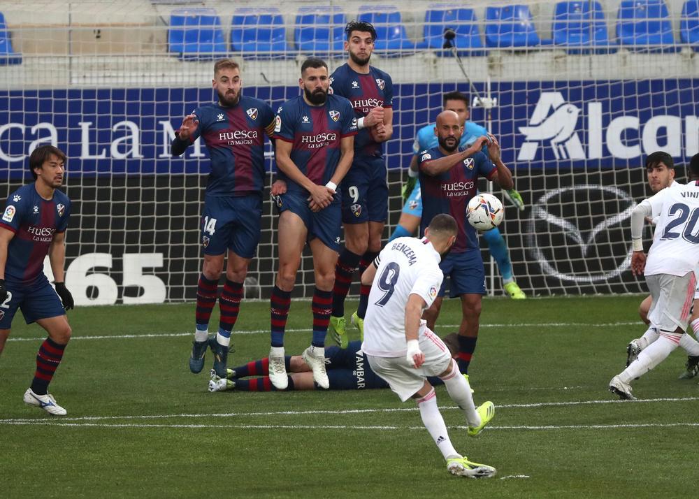 El Madrid se mantiene vivo sufriendo en Huesca