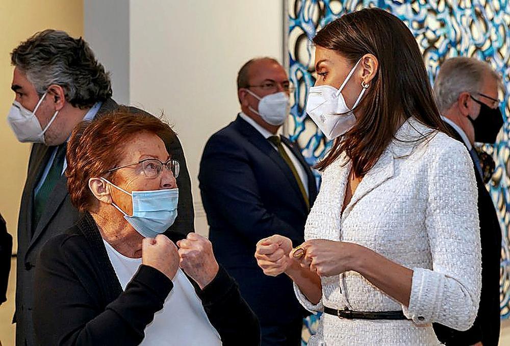 La Reina conversa con la galerista Helga de Alvear, que la acompañó durante toda la visita.