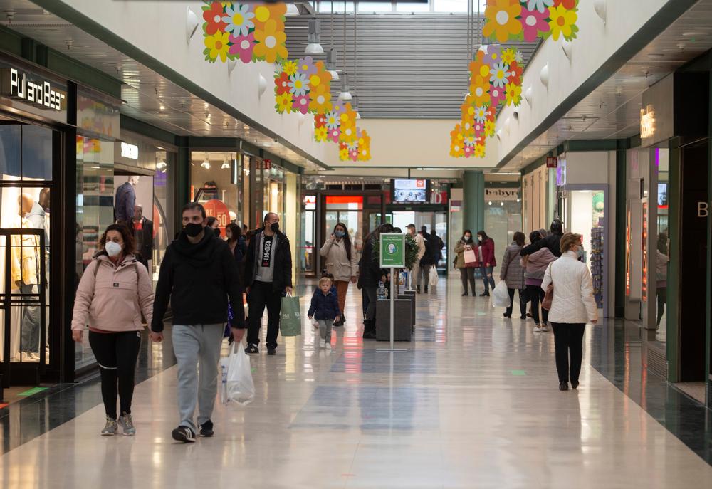 Los comercios del Bulevar y bares y restaurantes de la ciudad, aunque no todos, reabrieron sus puertas esperando que a la tercera sea la vencida. También lo hicieron gimnasios y otros centros municipales.  / DAVID CASTRO