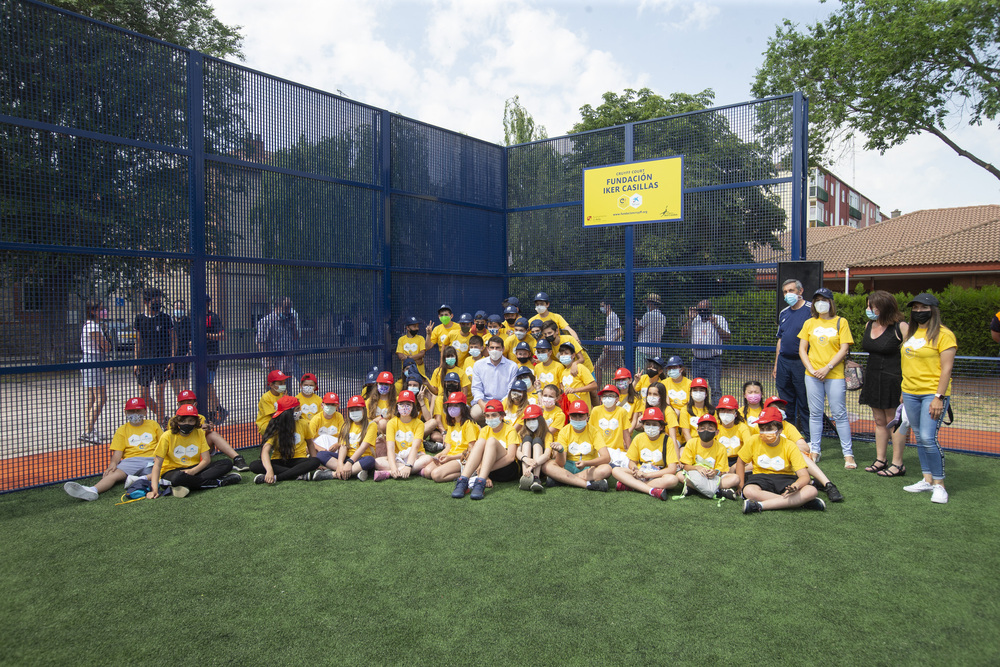 Íker Casillas protagoniza la inauguración del nuevo espacio deportivo en la zona norte de la capital.  / DAVID CASTRO