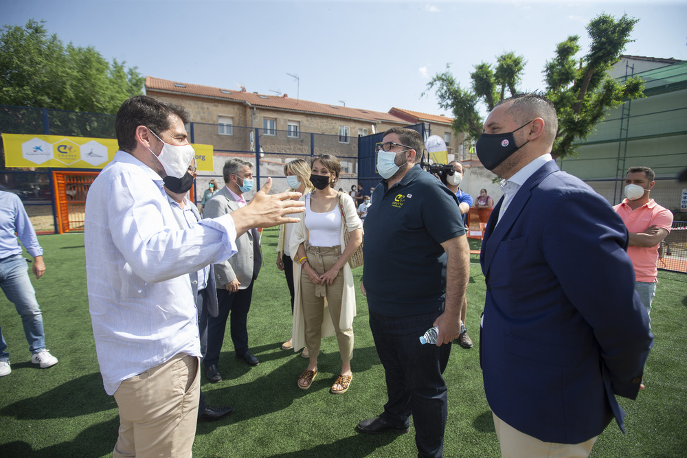 Íker Casillas protagoniza la inauguración del nuevo espacio deportivo en la zona norte de la capital.  / DAVID CASTRO