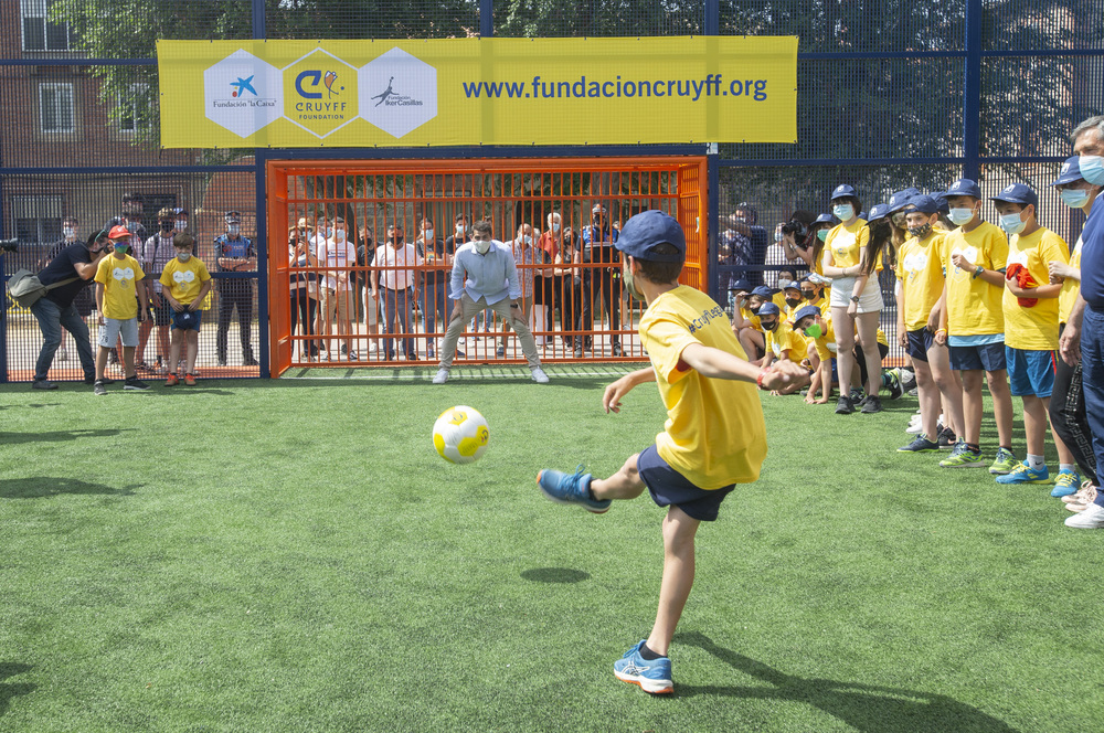 Íker Casillas protagoniza la inauguración del nuevo espacio deportivo en la zona norte de la capital.  / DAVID CASTRO