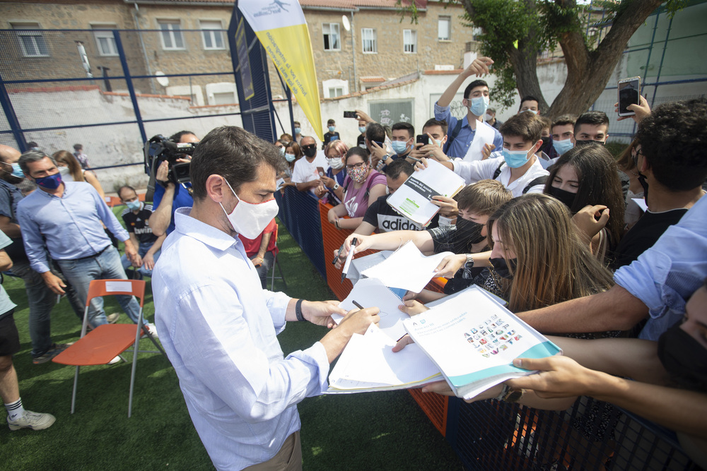 Íker Casillas protagoniza la inauguración del nuevo espacio deportivo en la zona norte de la capital.  / DAVID CASTRO