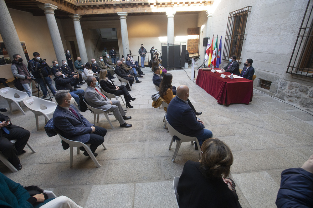 El alcalde de Á?vila, Jesús Manuel Sánchez Cabrera, preside el acto de recepción a una delegación de Morelia (México), encabezada por el presidente municipal de la ciudad, Alfonso MartÁ­nez Alcázar, para jornadas de trabajo con motivo del hermanamie  / ISABEL GARCÍA