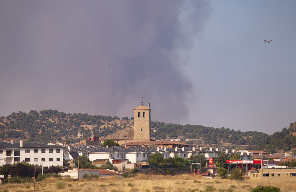 Continúan los trabajos en el incendio de Cebreros y Hoyo de Pinares.  / DAVID CASTRO