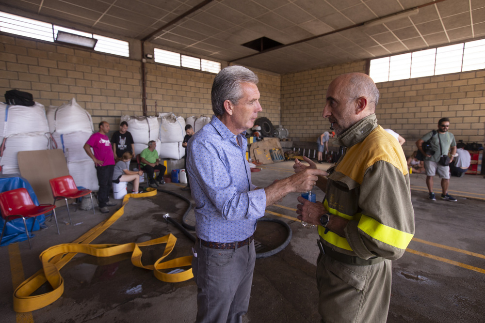 Continúan los trabajos en el incendio de Cebreros y Hoyo de Pinares.  / DAVID CASTRO