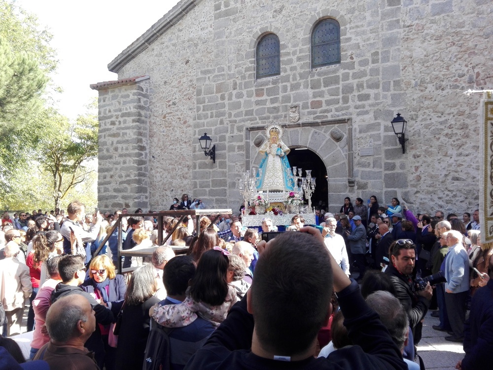 El Valle Amblés baila la bandera para la Virgen de Sonsoles