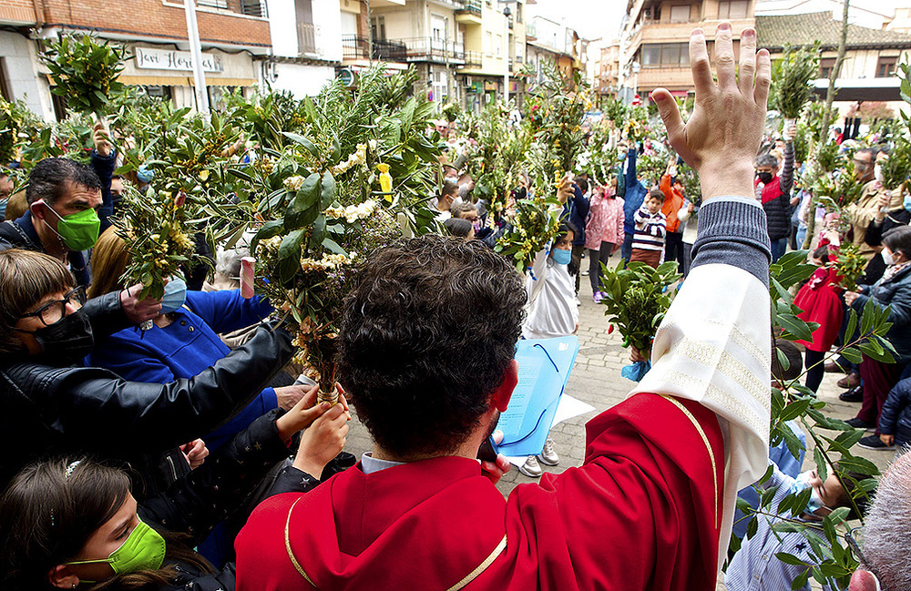 Bendición de ramos en la puerta de la iglesia arenense de las Madres Agustinas.