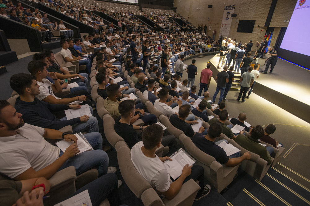 Comienzo de curso de los alumnos de primer año de la Escuela de Policia.  / ISABEL GARCÍA