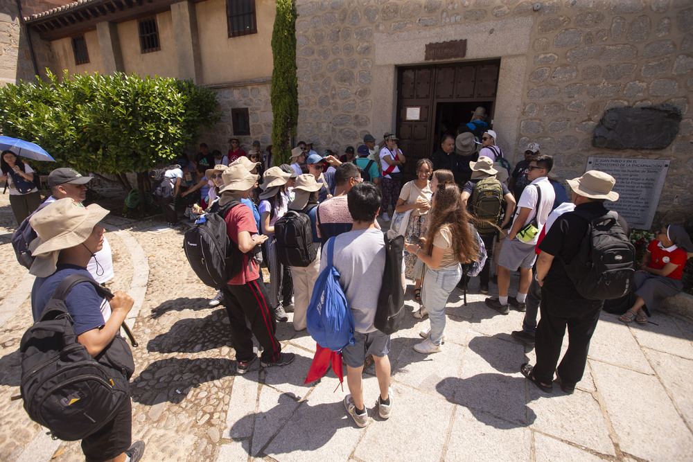 Grupos de jóvenes de la JMJ visitan Ávila.  / DAVID CASTRO