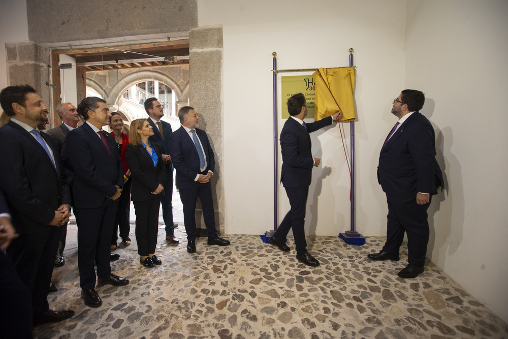 Asamblea Extraordinaria Grupo Ciudades Patrimonio de la Humanidad de España (GCPHE) por el 30 aniversario. Palacio de los Verdugo: Descubrimiento de placa conmemorativa XXX Aniversario GCPHE.  / ISABEL GARCÍA