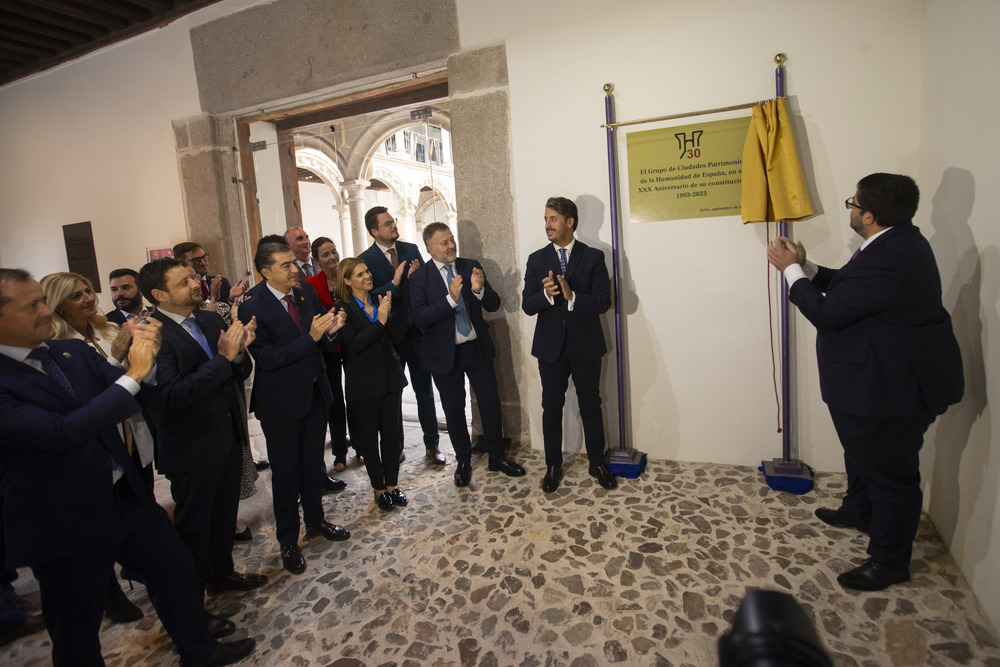 Asamblea Extraordinaria Grupo Ciudades Patrimonio de la Humanidad de España (GCPHE) por el 30 aniversario. Palacio de los Verdugo: Descubrimiento de placa conmemorativa XXX Aniversario GCPHE.  / ISABEL GARCÍA