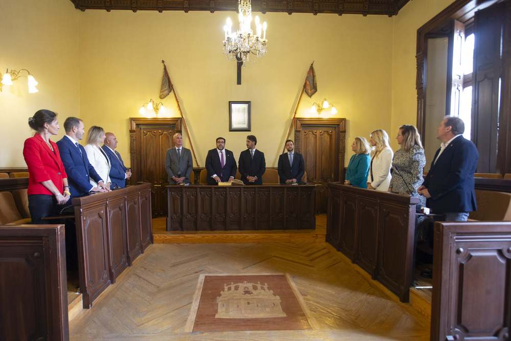 Asamblea Extraordinaria Grupo Ciudades Patrimonio de la Humanidad de España (GCPHE) por el 30 aniversario. Firma en el libro de honor.  / ISABEL GARCÍA