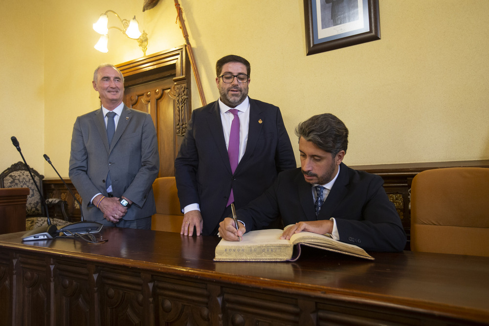 Asamblea Extraordinaria Grupo Ciudades Patrimonio de la Humanidad de España (GCPHE) por el 30 aniversario. Firma en el libro de honor.  / ISABEL GARCÍA