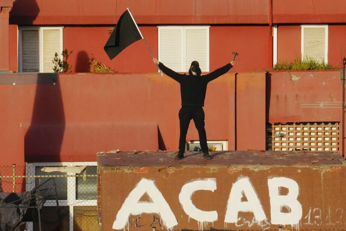 Mossos acceden al interior de El Kubo y al patio de la Ruïna ante la resistencia de ocupas  / ENRIC FONTCUBERTA