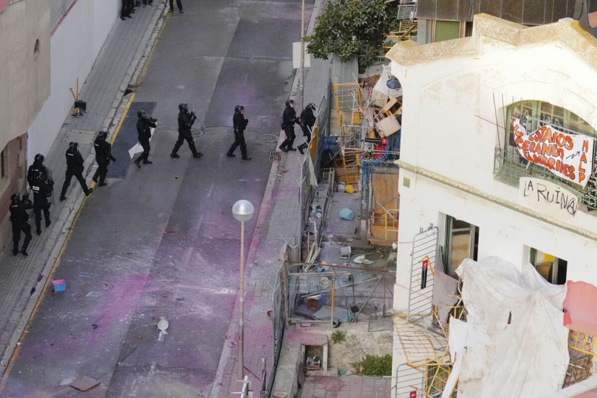 Mossos acceden al interior de El Kubo y al patio de la Ruïna ante la resistencia de ocupas  / ENRIC FONTCUBERTA