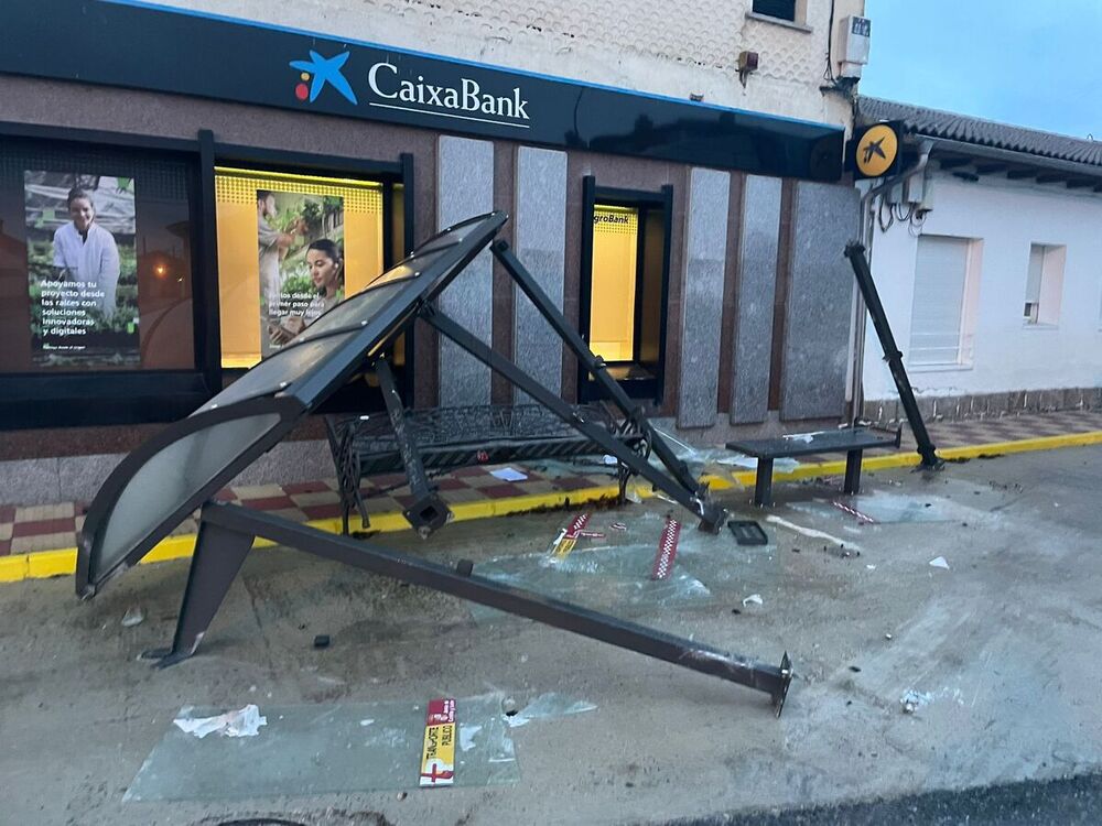 Estado en que quedó la marquesina de la parada de autobús en la travesía de San Pedro del Arroyo