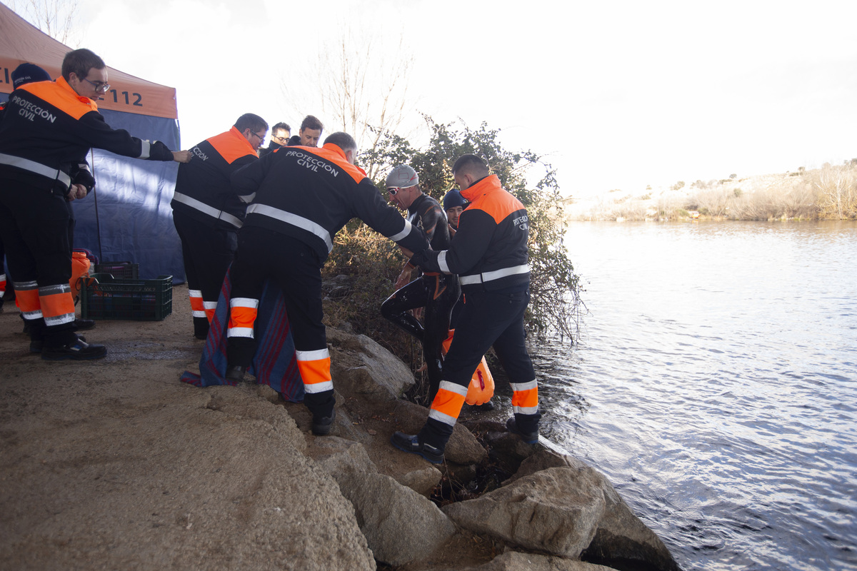 Travesía de Navidad en la gélidas aguas de Fuentes Claras.  / DAVID CASTRO