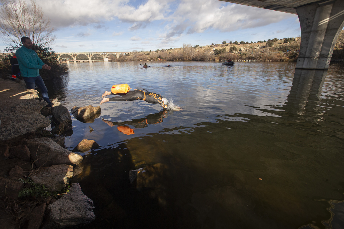 Travesía de Navidad en la gélidas aguas de Fuentes Claras.  / DAVID CASTRO