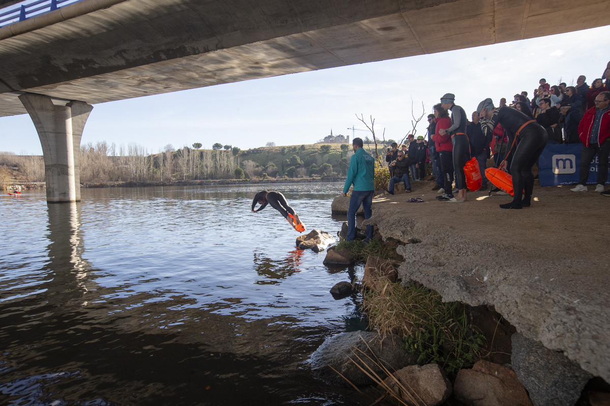 Travesía de Navidad en la gélidas aguas de Fuentes Claras.  / DAVID CASTRO