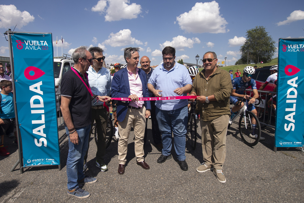 Salida de la primera etapa de la Vuelta a Ávila desde el Lienzo Norte.  / ISABEL GARCÍA