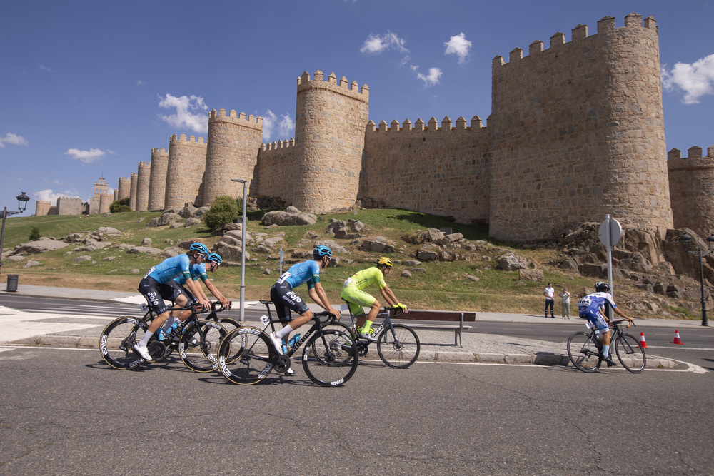 Salida de la primera etapa de la Vuelta a Ávila desde el Lienzo Norte.  / ISABEL GARCÍA