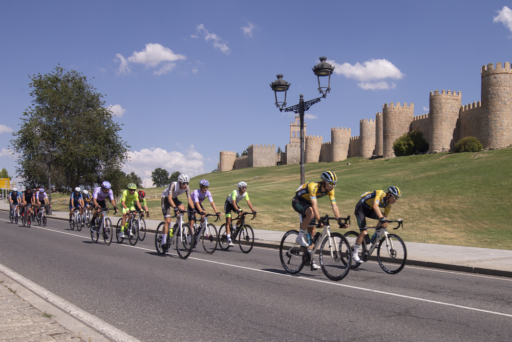 Salida de la primera etapa de la Vuelta a Ávila desde el Lienzo Norte.  / ISABEL GARCÍA