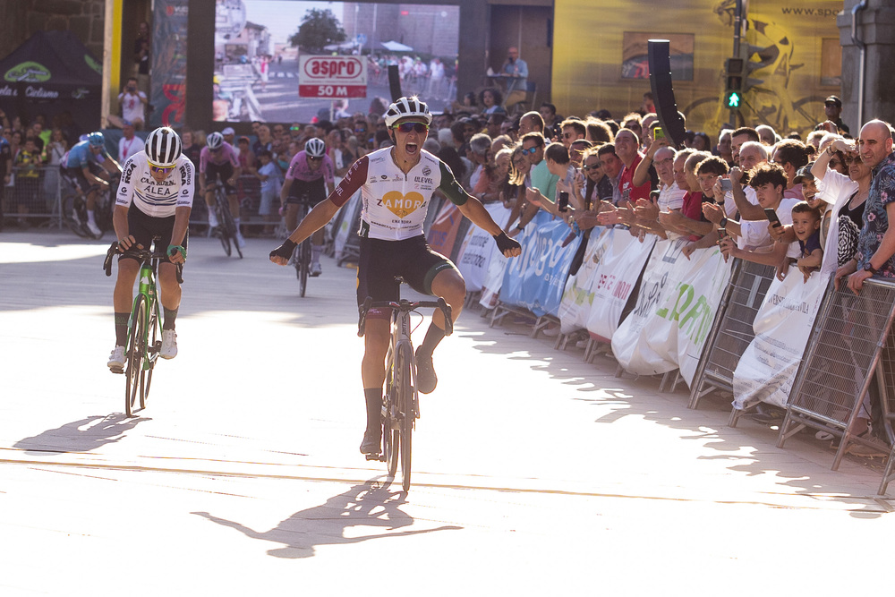 Llegada de la primera etapa de la Vuelta a Ávila Plaza de Santa Teresa.  / ISABEL GARCÍA