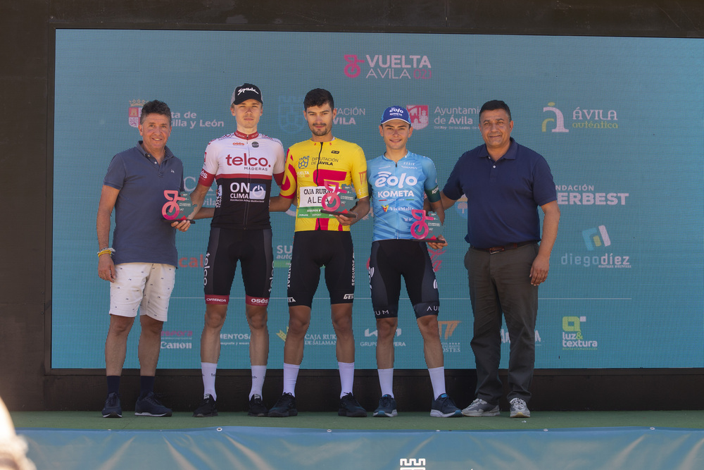 Tercera y última etapa de la vuelta ciclista Ávila que termina en Barraco.  / ISABEL GARCÍA