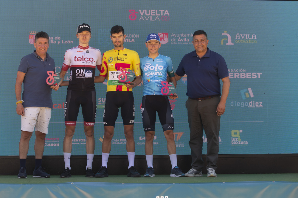 Tercera y última etapa de la vuelta ciclista Ávila que termina en Barraco.  / ISABEL GARCÍA