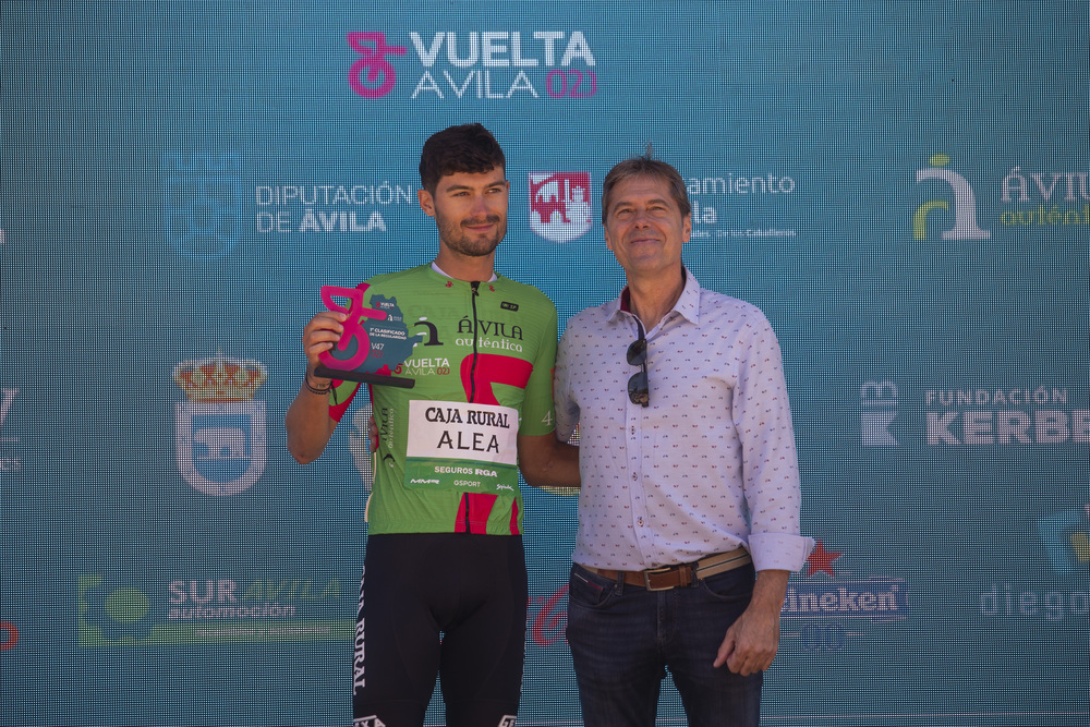 Tercera y última etapa de la vuelta ciclista Ávila que termina en Barraco.  / ISABEL GARCÍA