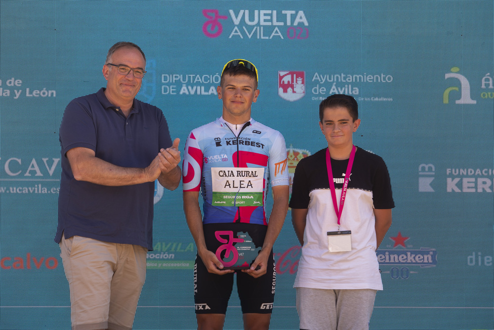 Tercera y última etapa de la vuelta ciclista Ávila que termina en Barraco.  / ISABEL GARCÍA