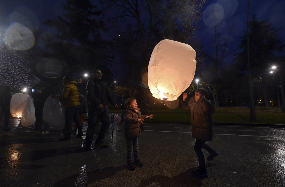 Más de 2.000 farolillos iluminan el cielo de Burgos