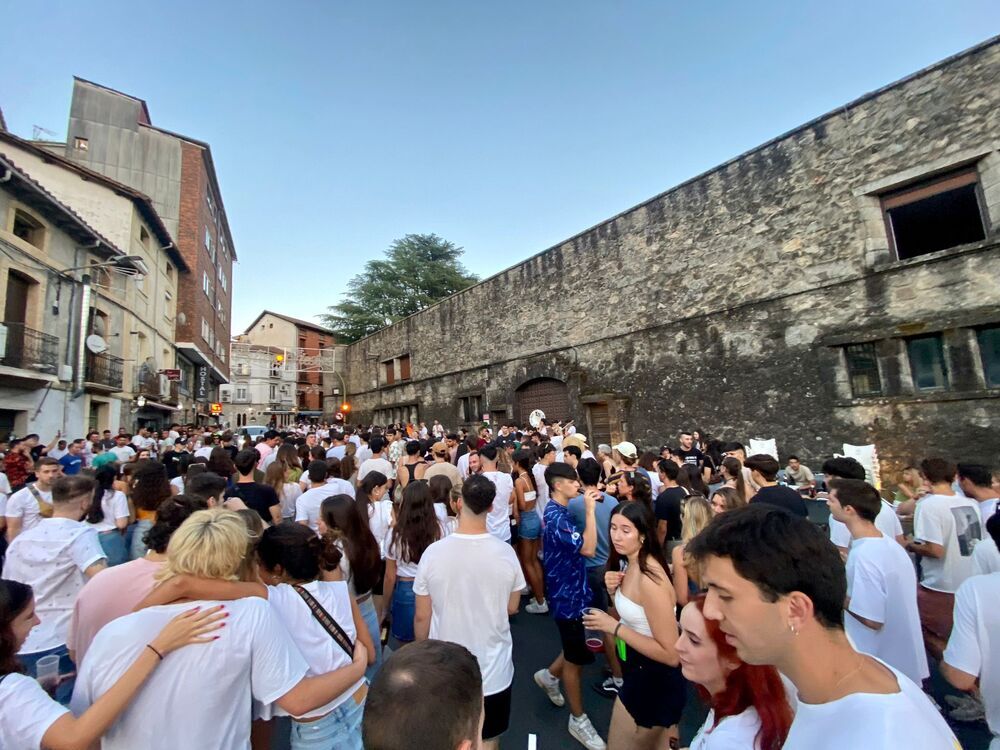 Un millar de jóvenes inauguran las Ferias y Fiestas de Arenas