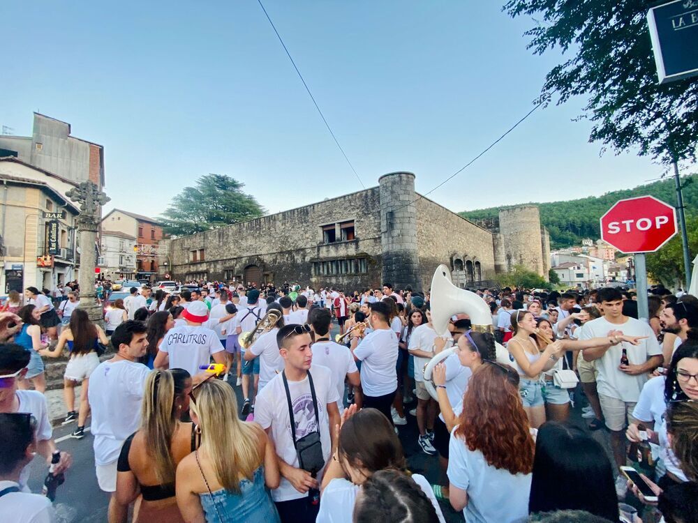 Un millar de jóvenes inauguran las Ferias y Fiestas de Arenas