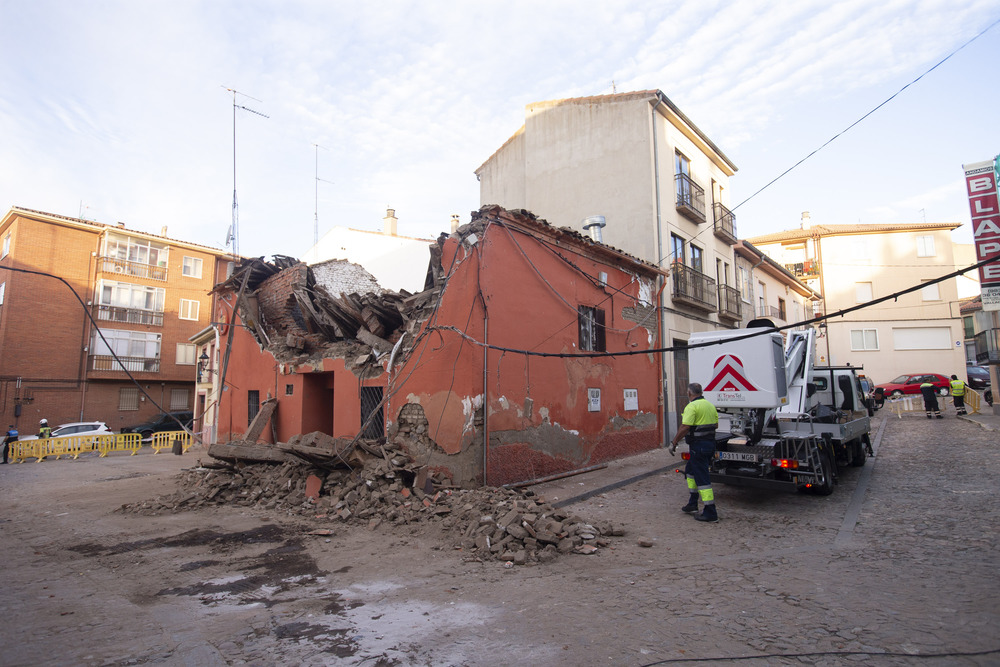 Derrumbe del edificio del antiguo Bar Monet, en Las Vacas.  / ISABEL GARCÍA