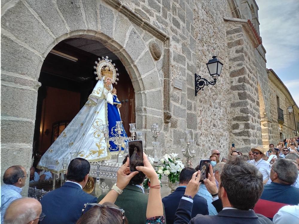 El Valle Amblés baila la bandera a la Virgen de Sonsoles